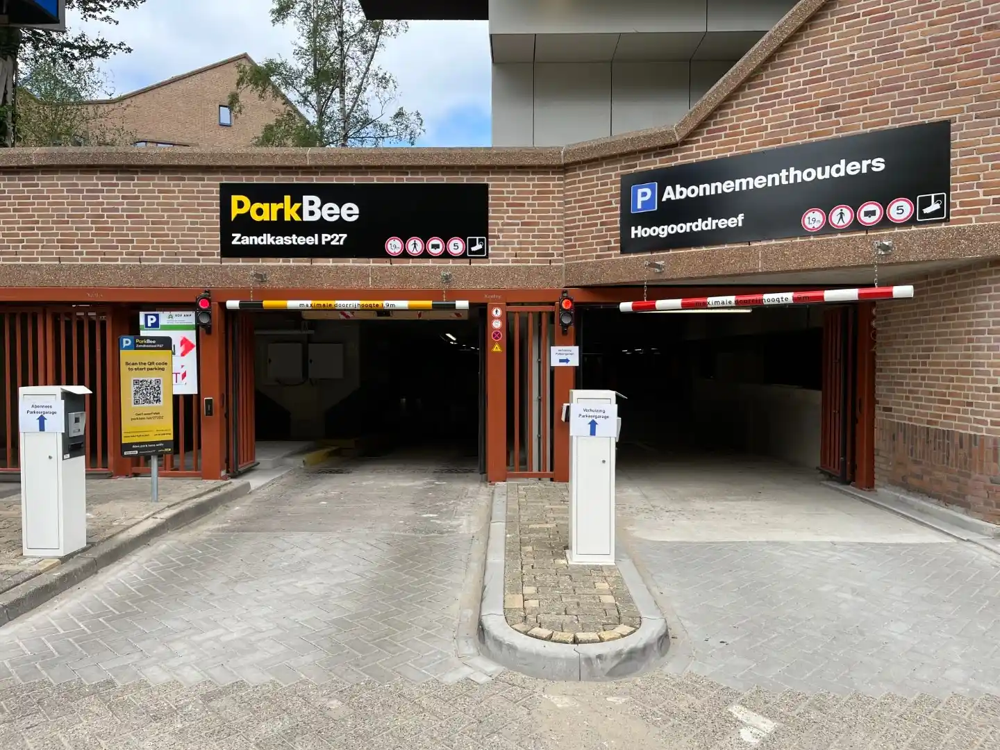 Buitenkant van het Zandkasteelgebouw met parkeervoorzieningen