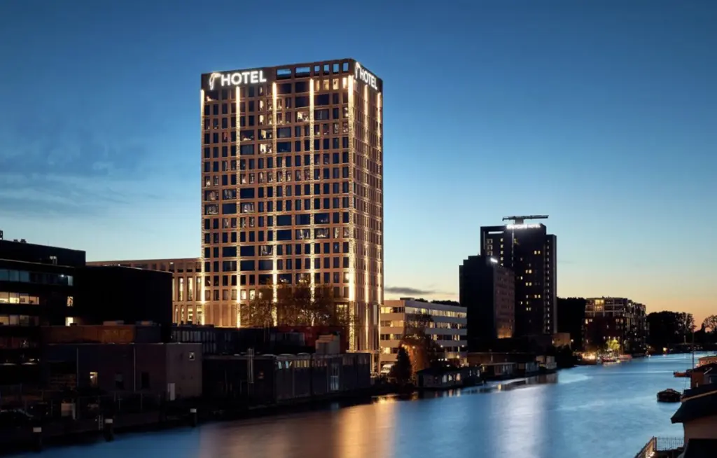  Van der Valk Hotel Amsterdam-Amstel exterieur met parkeerfaciliteiten
