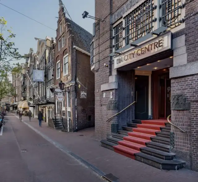 De buitenkant van het hotel NH City Centre Amsterdam