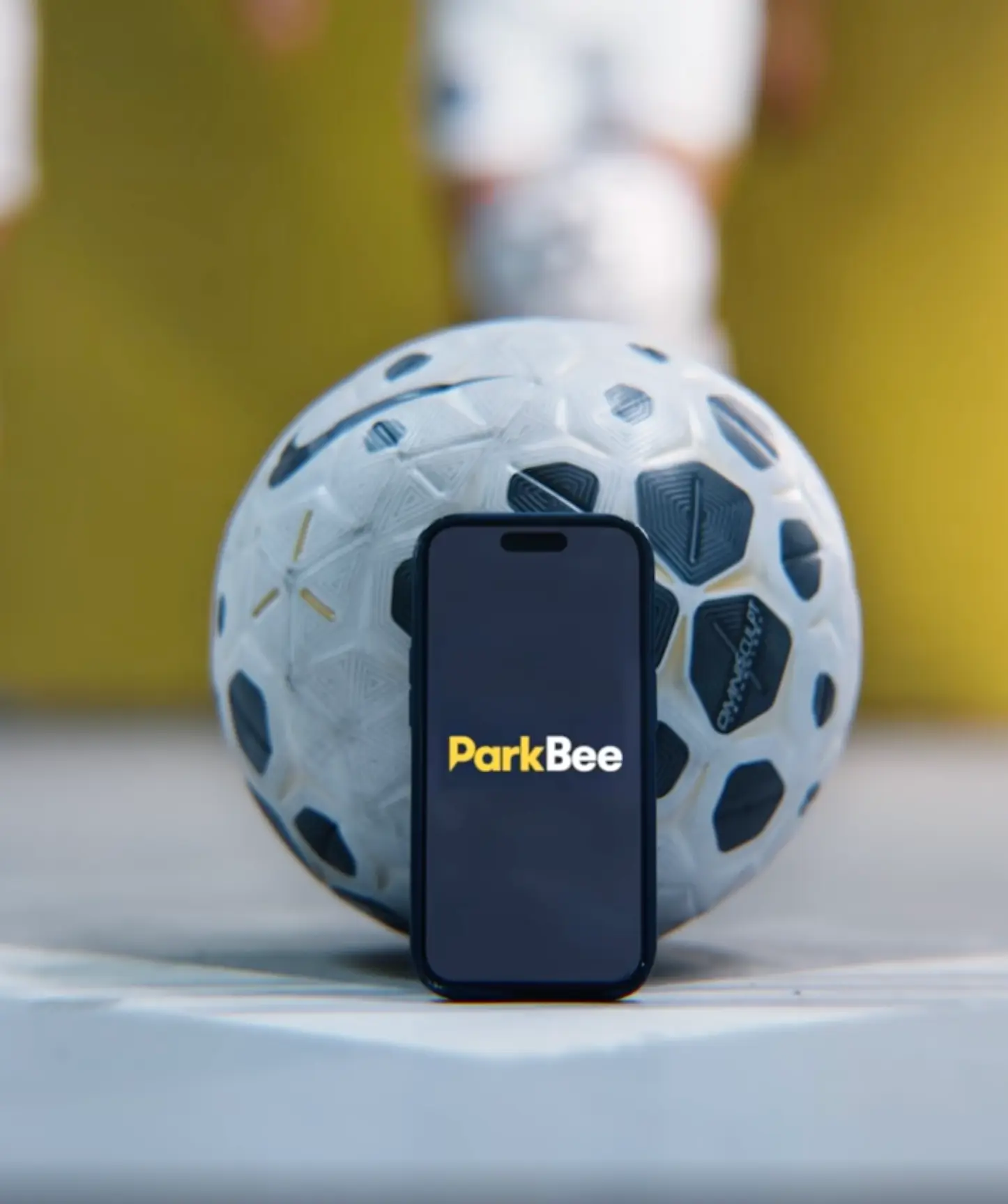 Spelers van HERA United op het veld van Sportpark Goed Genoeg in Amsterdam, waar ParkBee officiële parkeeroplossingen levert voor de eerste onafhankelijke professionele damesvoetbalclub van Nederland