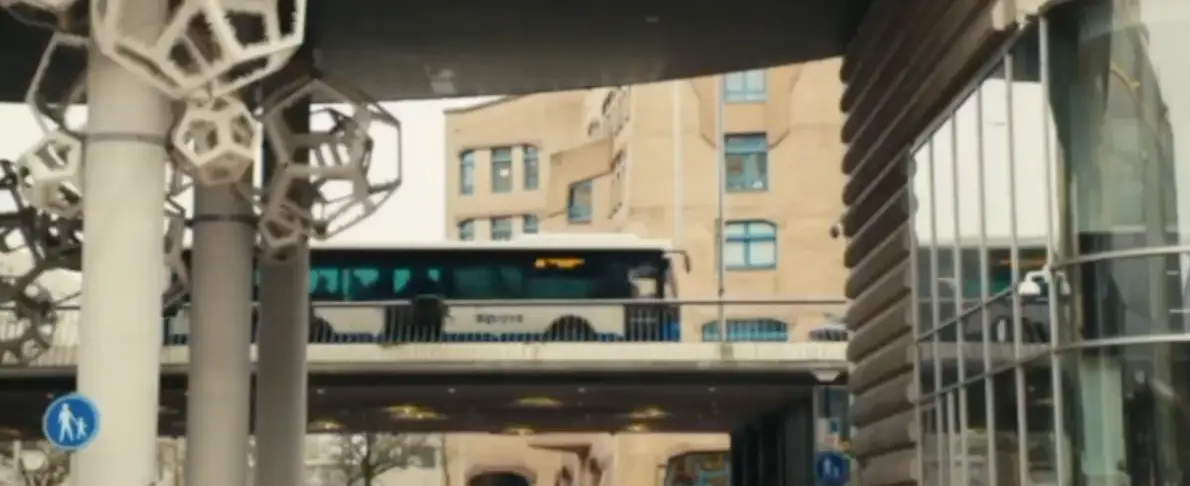 Zandkasteelgebouw in Amsterdam Zuidoost, het iconische ING-hoofdkantoor uit de jaren 80, ontworpen door Alberts en Van Huut, nu voorzien van de slimme parkeeroplossingen van ParkBee met toegang via camera's voor meer dan 650 parkeerplaatsen