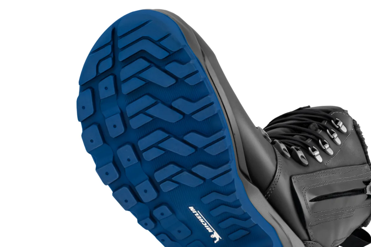 Close-up of the outsole of the Arbesko Kiruna 835, with a coarse, open tread in blue nitrile rubber.