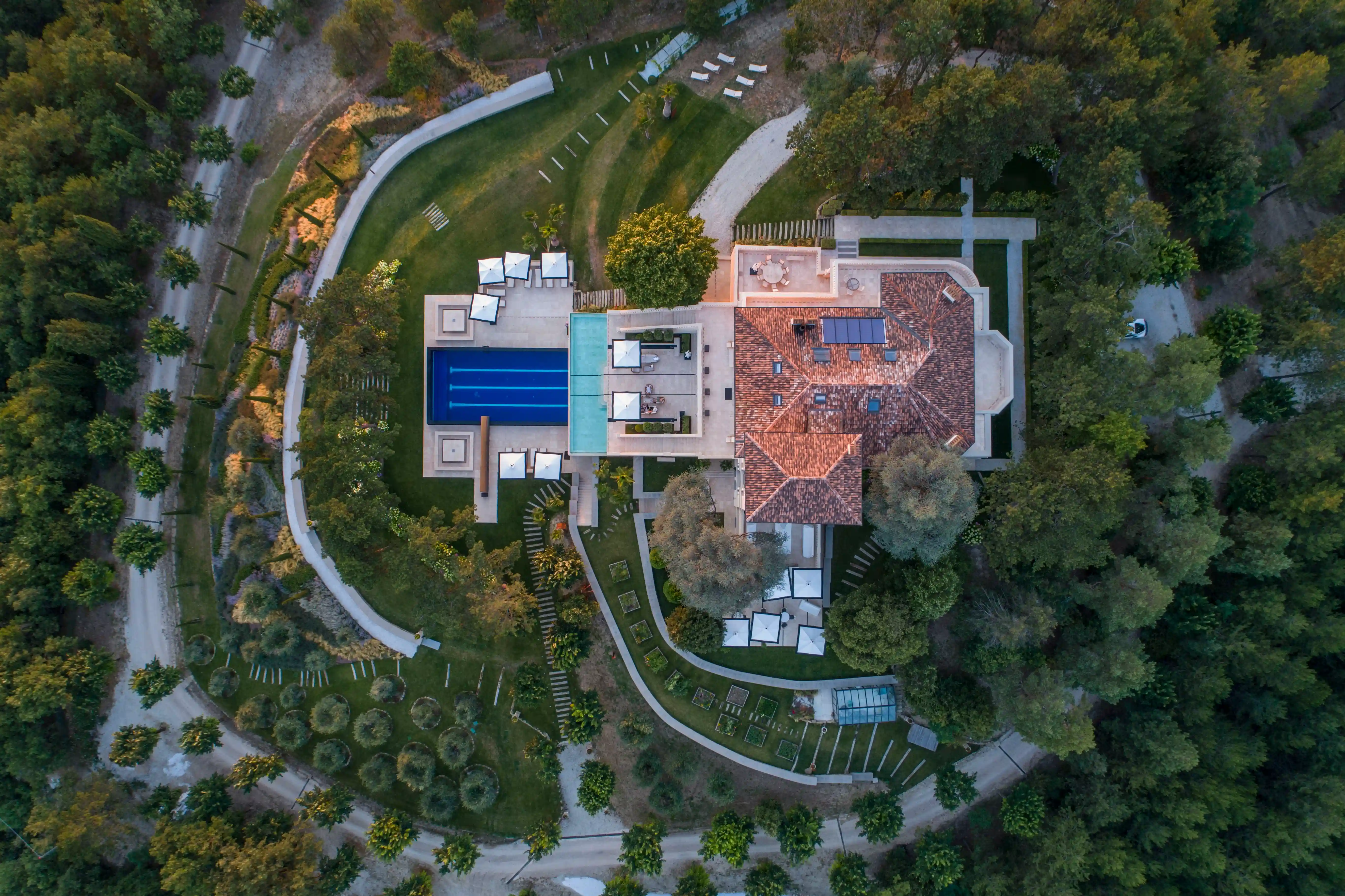 Vista dall'alto della villa a Gubbio progettata da Giardino Segreto
