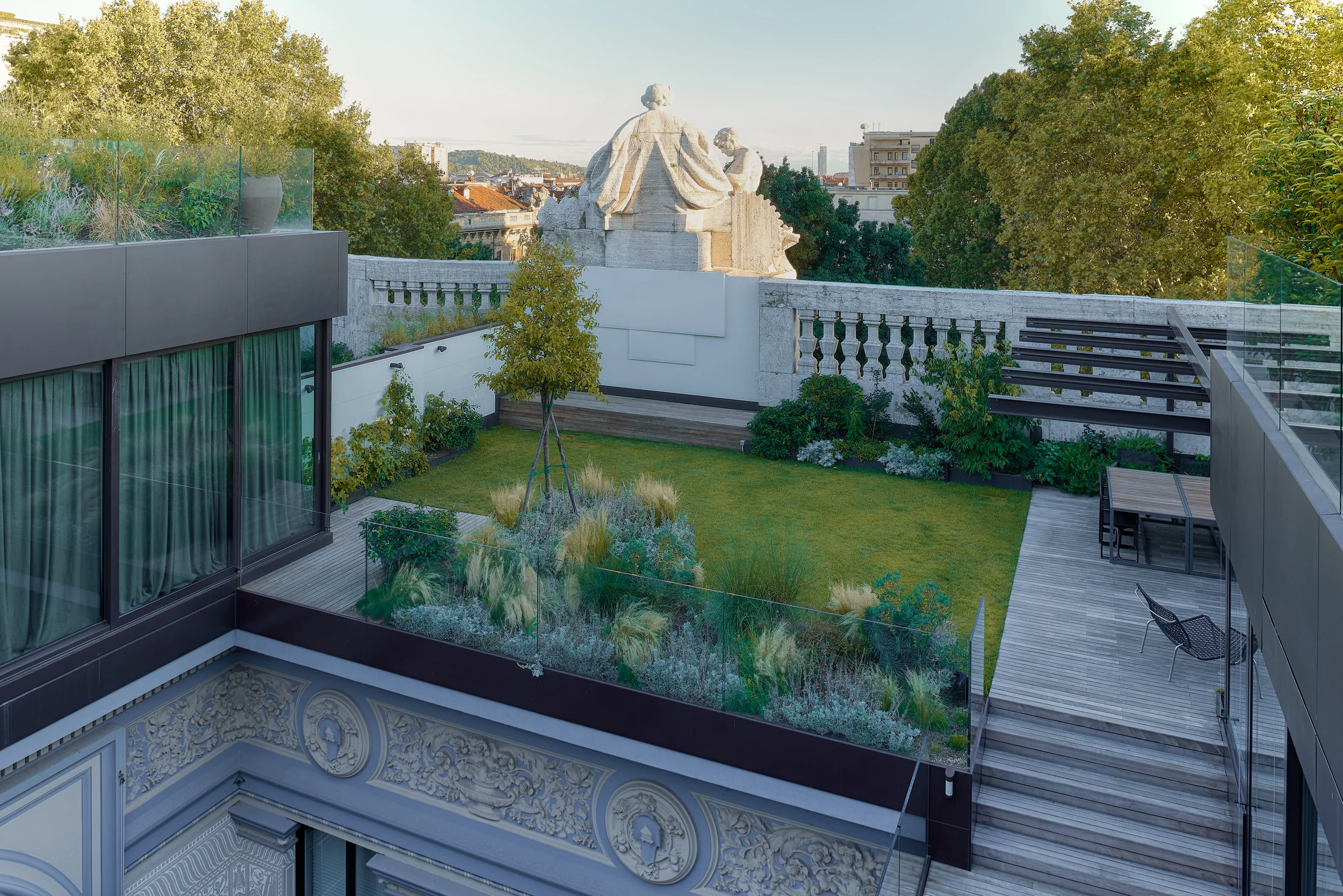 Vista su una terrazza disegnata dall'architetto Cristiana Ruspa
