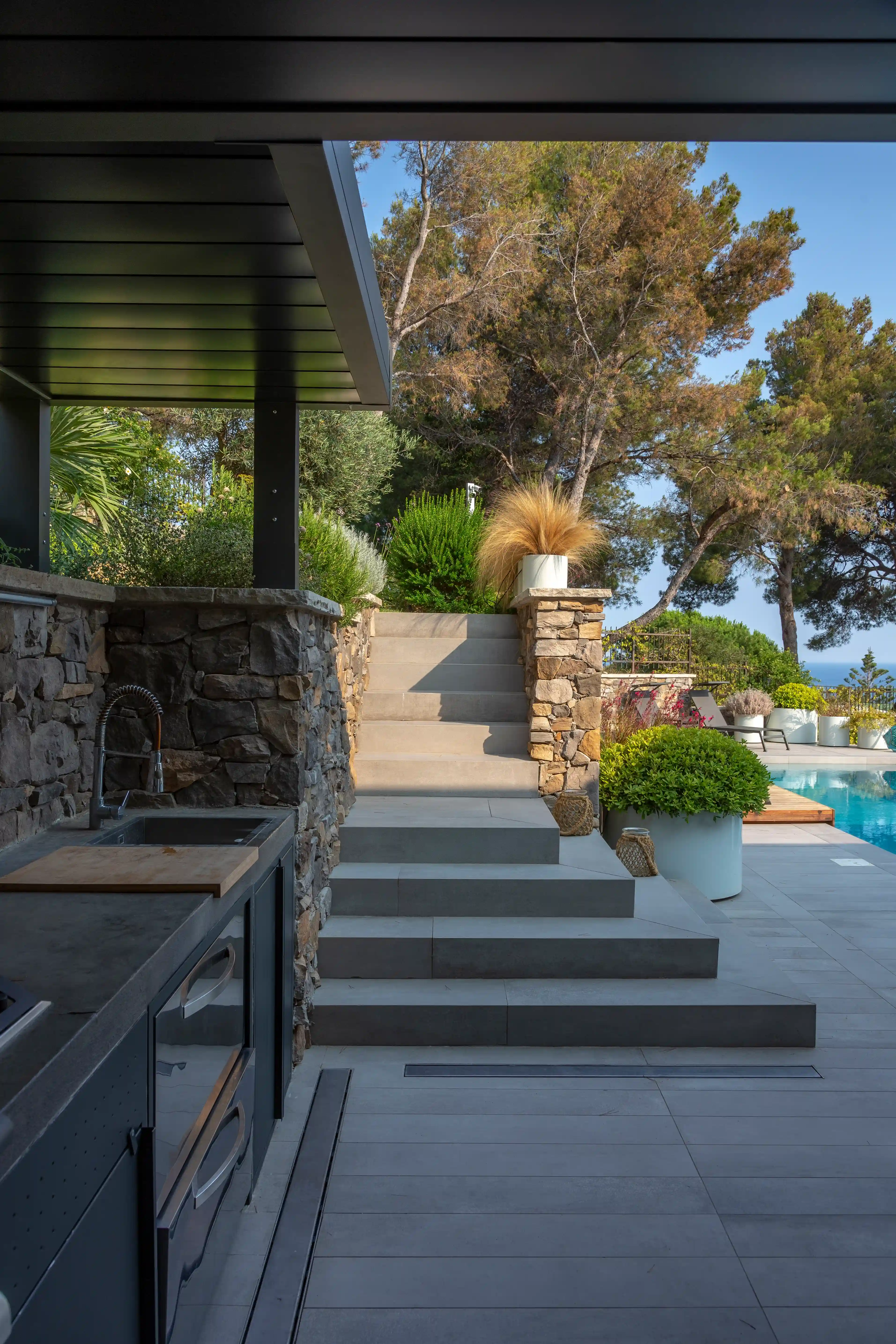 Vista su giardino in una villa a Marina di Andora