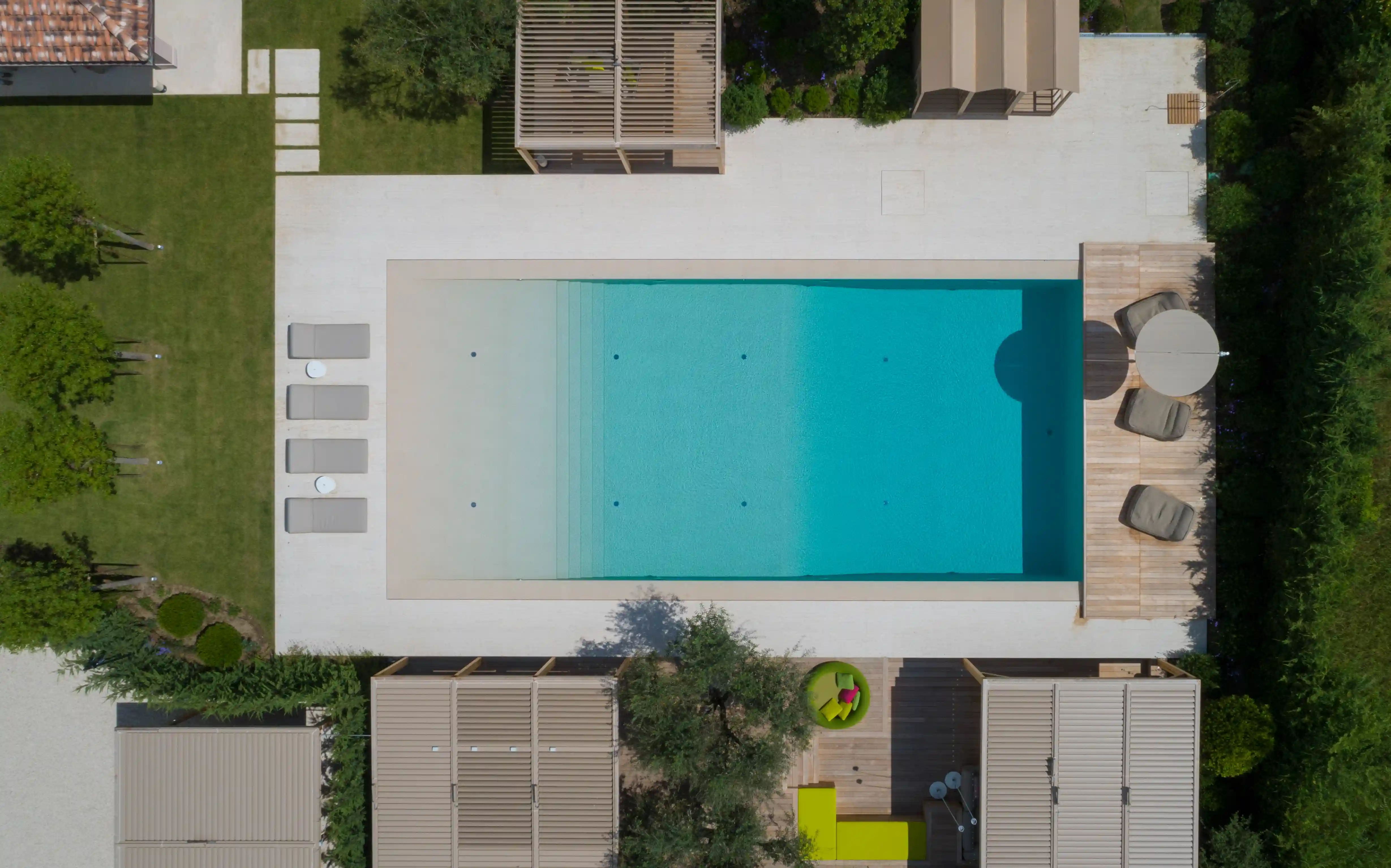 vista su giardino con piscina a Marina di Pietrasanta