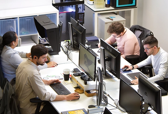 Alguns elementos da equipa Everythink a trabalhar no escritório.