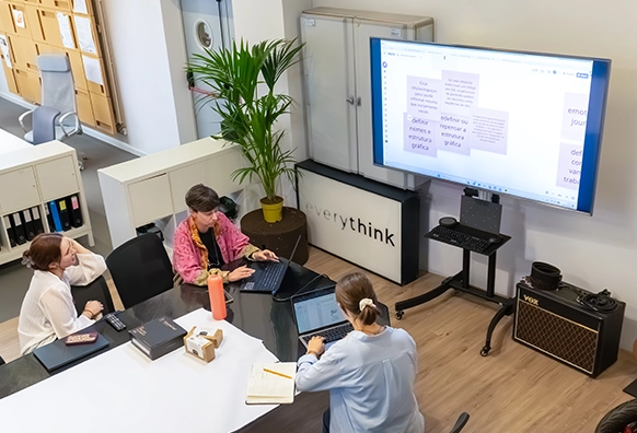 Equipa Everythink em reunião colaborativa no escritório.