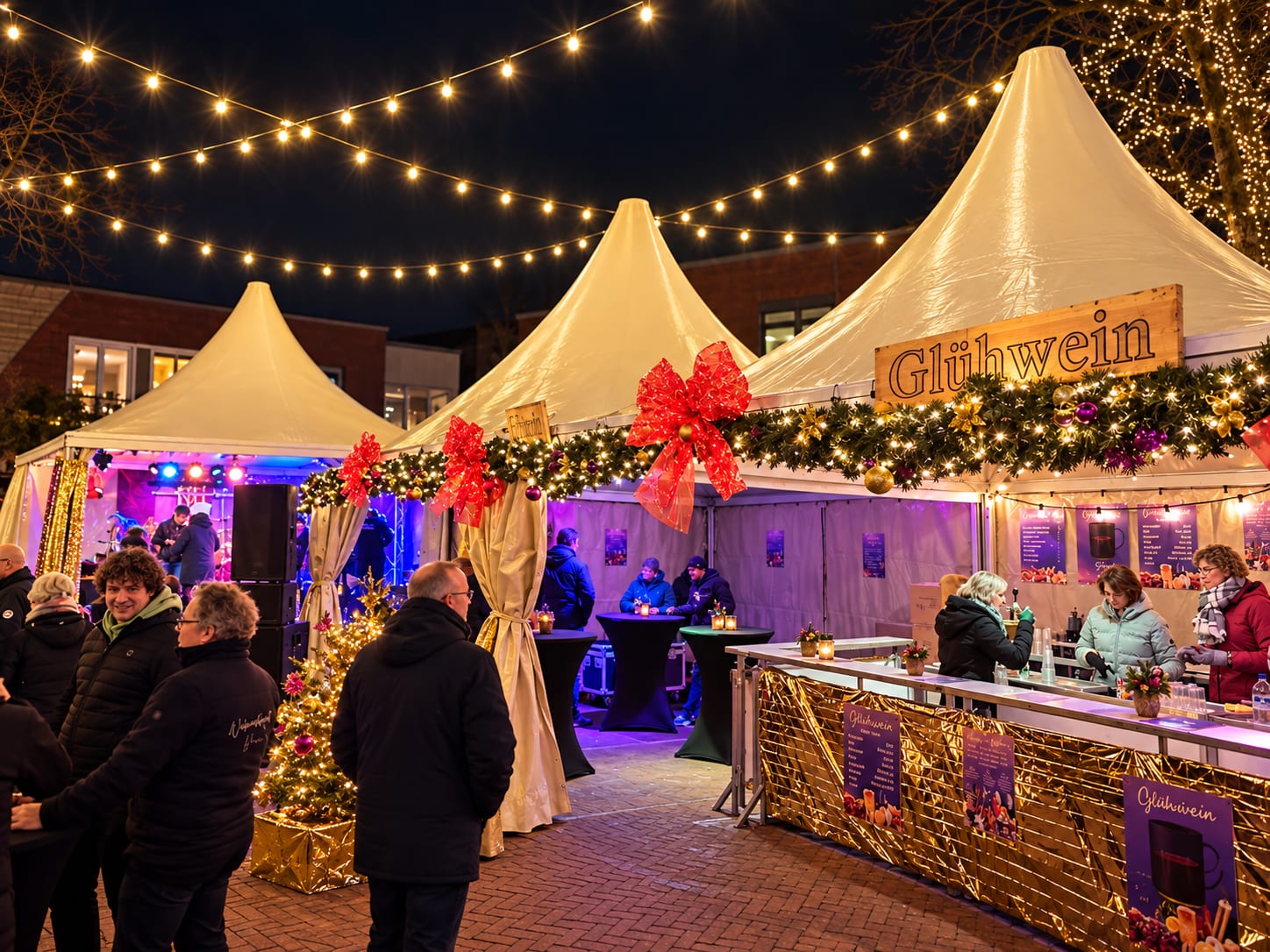Kerstmarkt met pagodetenten vol kerstversiering en verlichting, 's avonds