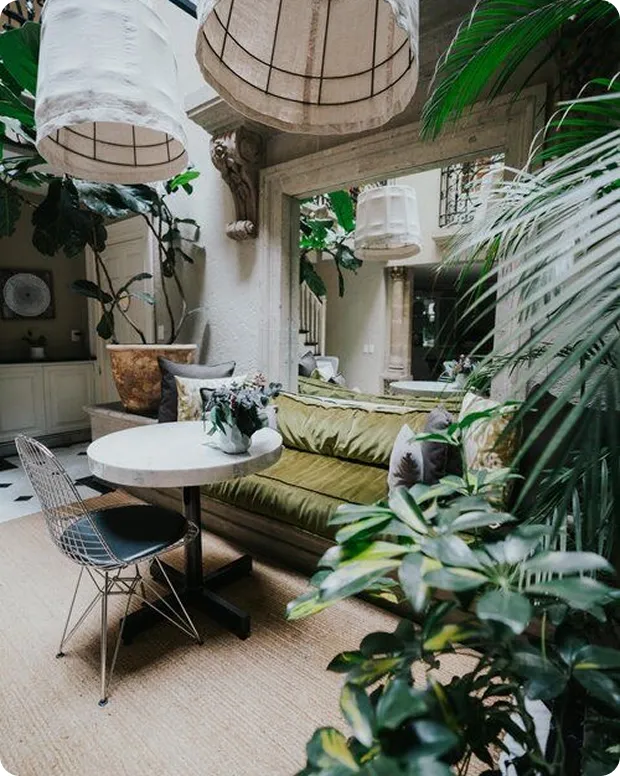 decoration-on-the-wall-of-hotel-room-muare
