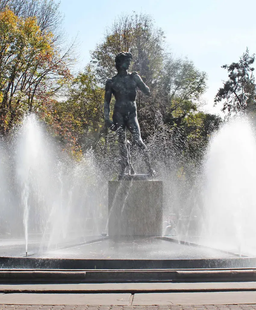 mujer-dandole-el-sol-en-la-cara-y-tapandose-con-la-mano