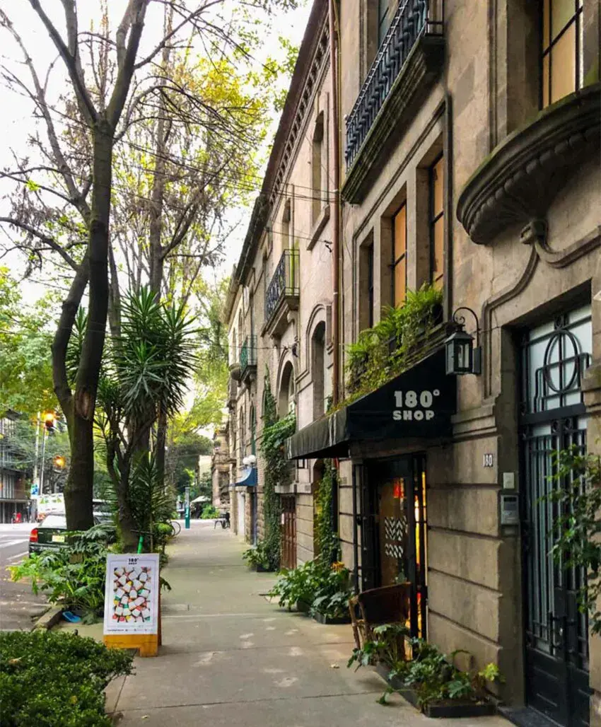 persona-dentro-de-cenote-en-tulum