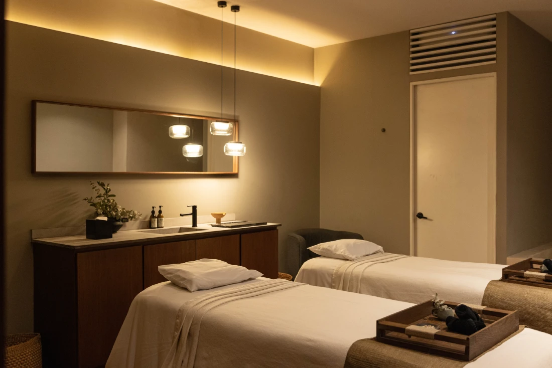 spa-reception-with-a-view-of-the-jacuzzi