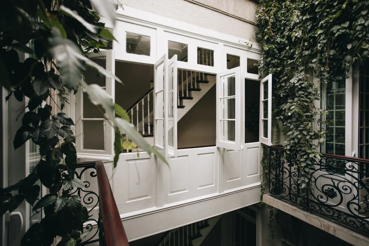 esquina-alberca-de-dia-piso-piedra-plantas-arboles