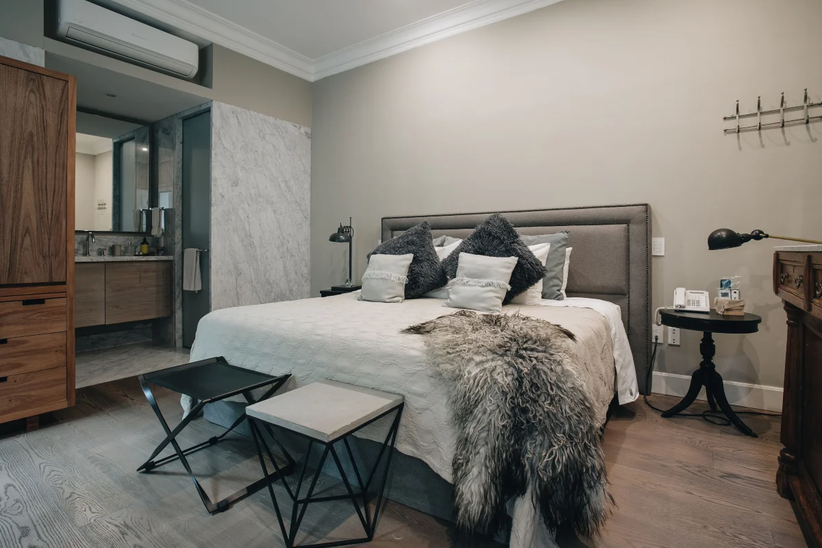 jarrones-sillon-cama-cortinas-lamparas