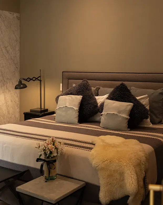 pareja-disfrutando-la-vista-desde-la-cama-en-habitacion-de-hotel-muare