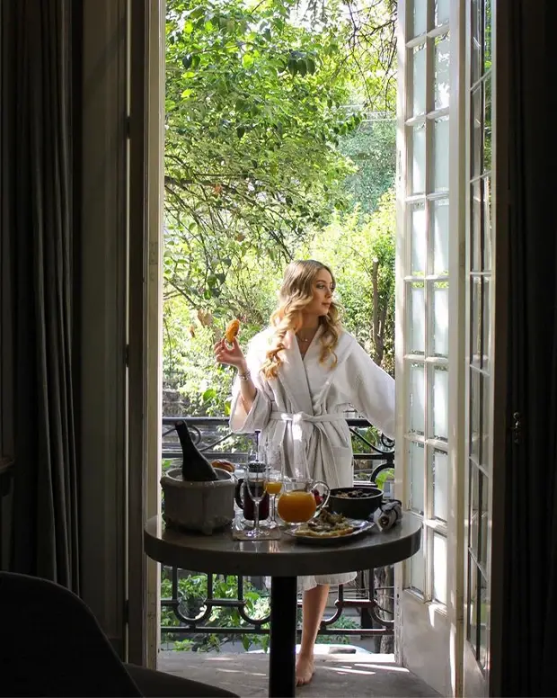 mujer-en-alberca-muare-con-flora-silvestre