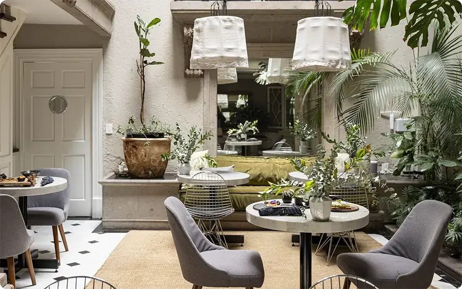 entrada-lamparas-colgantes-macetas-plantas