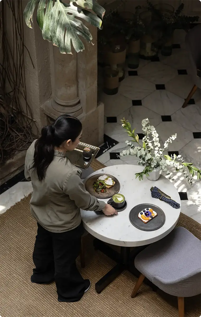 entrada-lamparas-colgantes-macetas-plantas