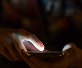 Una estructura metálica alta y delgada, con un diseño de entramado que permite ver a través de sus secciones.