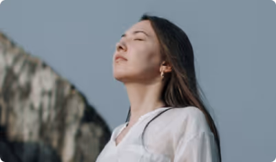 Una estructura metálica alta y delgada, con un diseño de entramado que permite ver a través de sus secciones.