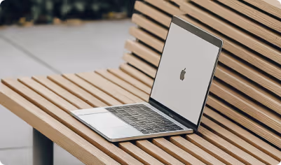 Una red de tuberías metálicas, probablemente de acero inoxidable, domina la composición.