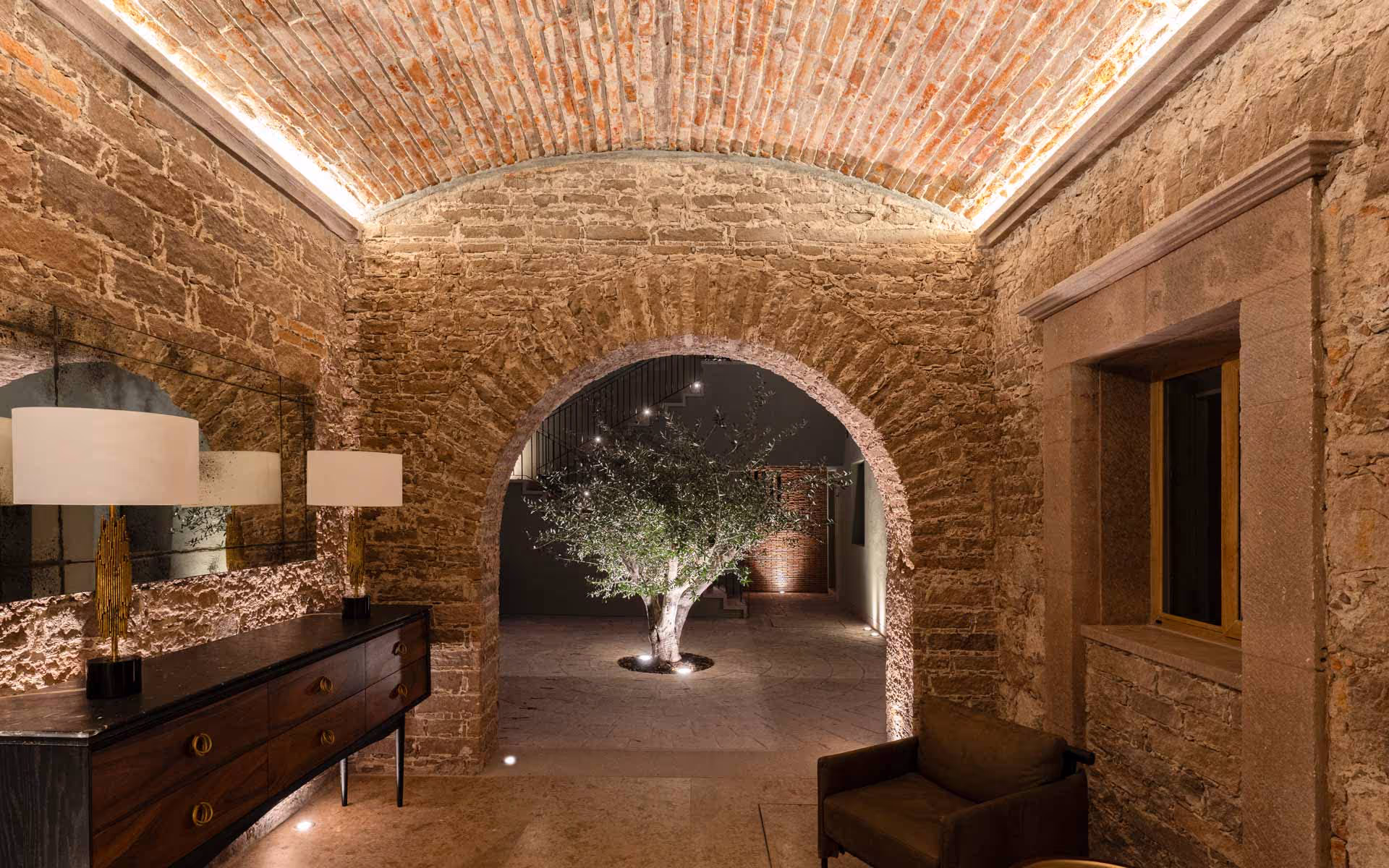 Vista de la entrada de Casa Aranzazu, hotel en San Luis Potosí, destacando su techo arqueado y diseño arquitectónico.