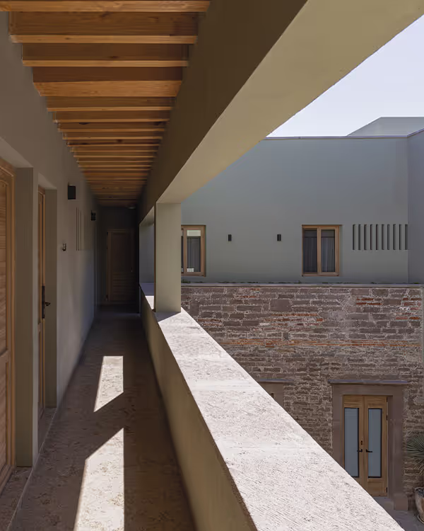 Pasillo de habitaciones del hotel Casa Aranzazu.