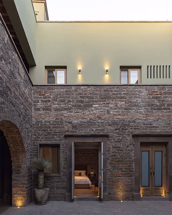 Patio del hotel Casa Aranzazu, con una habitación doble en el fondo.