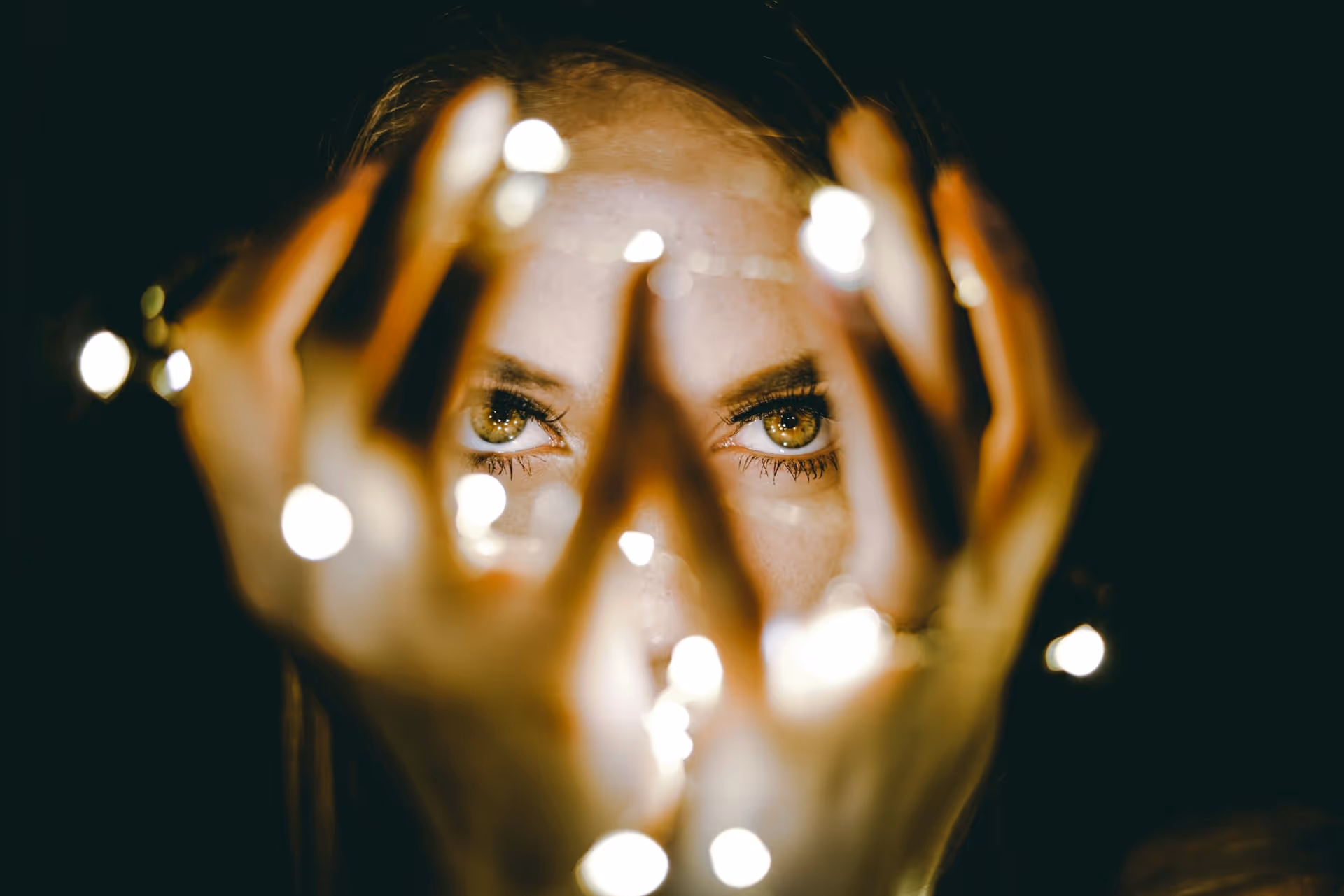 Eyelash Extensions vs Bulu Mata Palsu, Mana Lebih Baik?