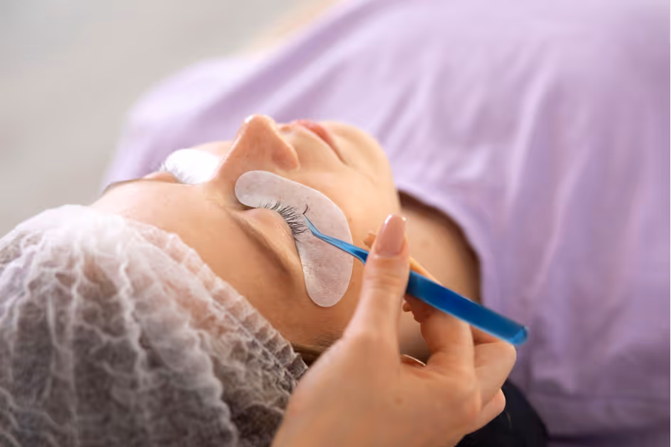 Lash Lift dan Natural Eyelash Extensions Mana yang Lebih Tahan Lama?