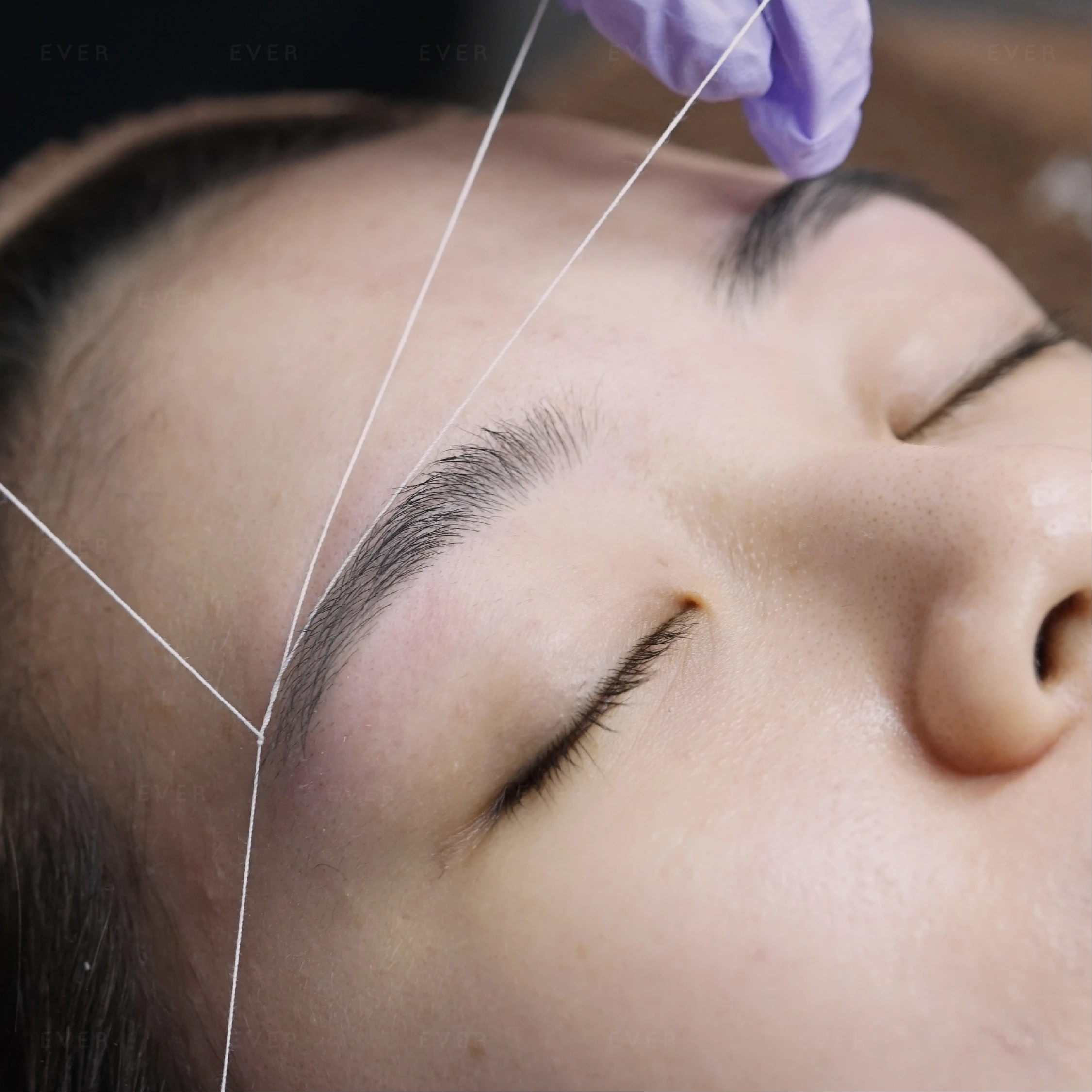Sedang Tren! Threading Alis Natural yang Cocok untuk Daily Look