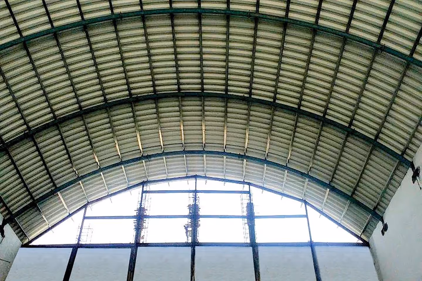 Self-supported steel roofing installation on an industrial building in India