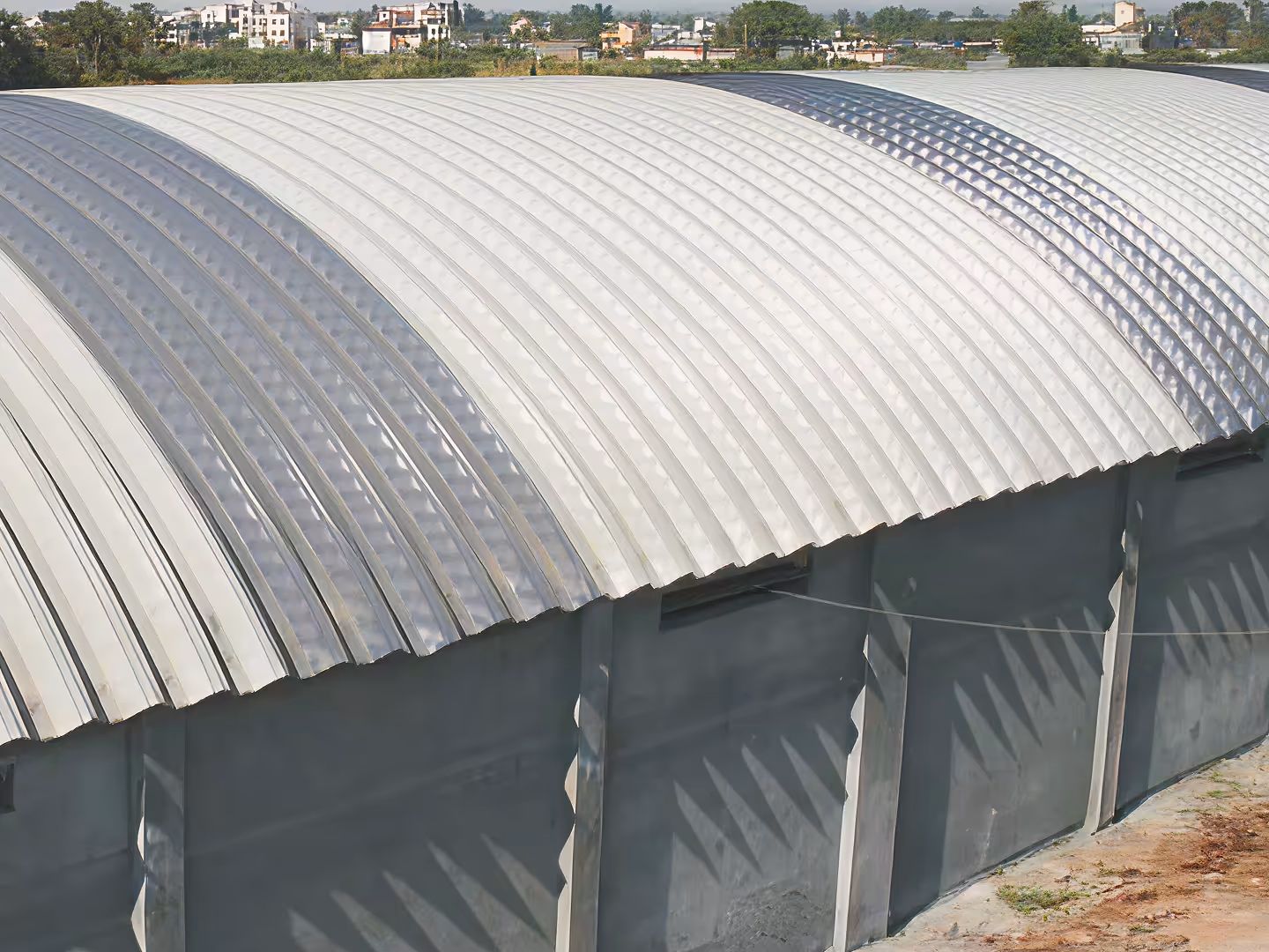 Self-supported roofing without gutter