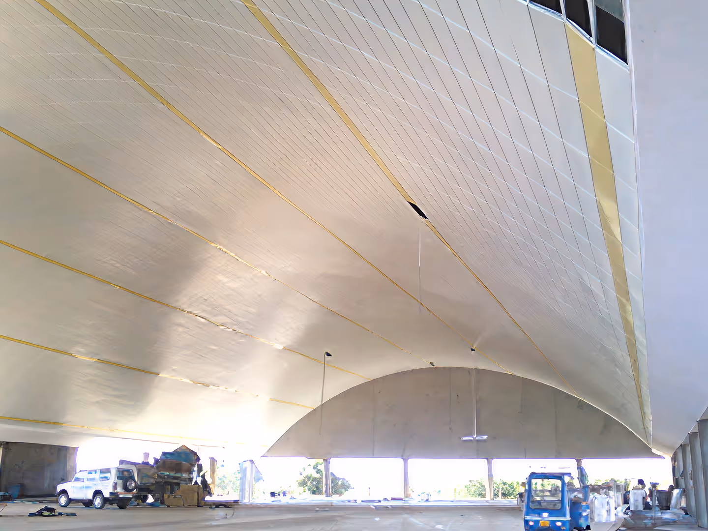 Self-supported roofing with false ceiling