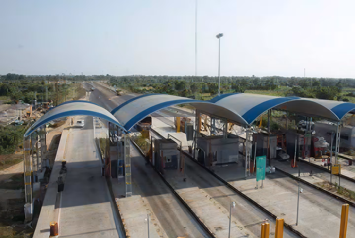 Self-supported roofing for toll plaza