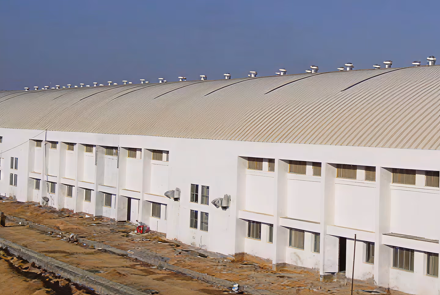 Elevated base self-supported steel roofing