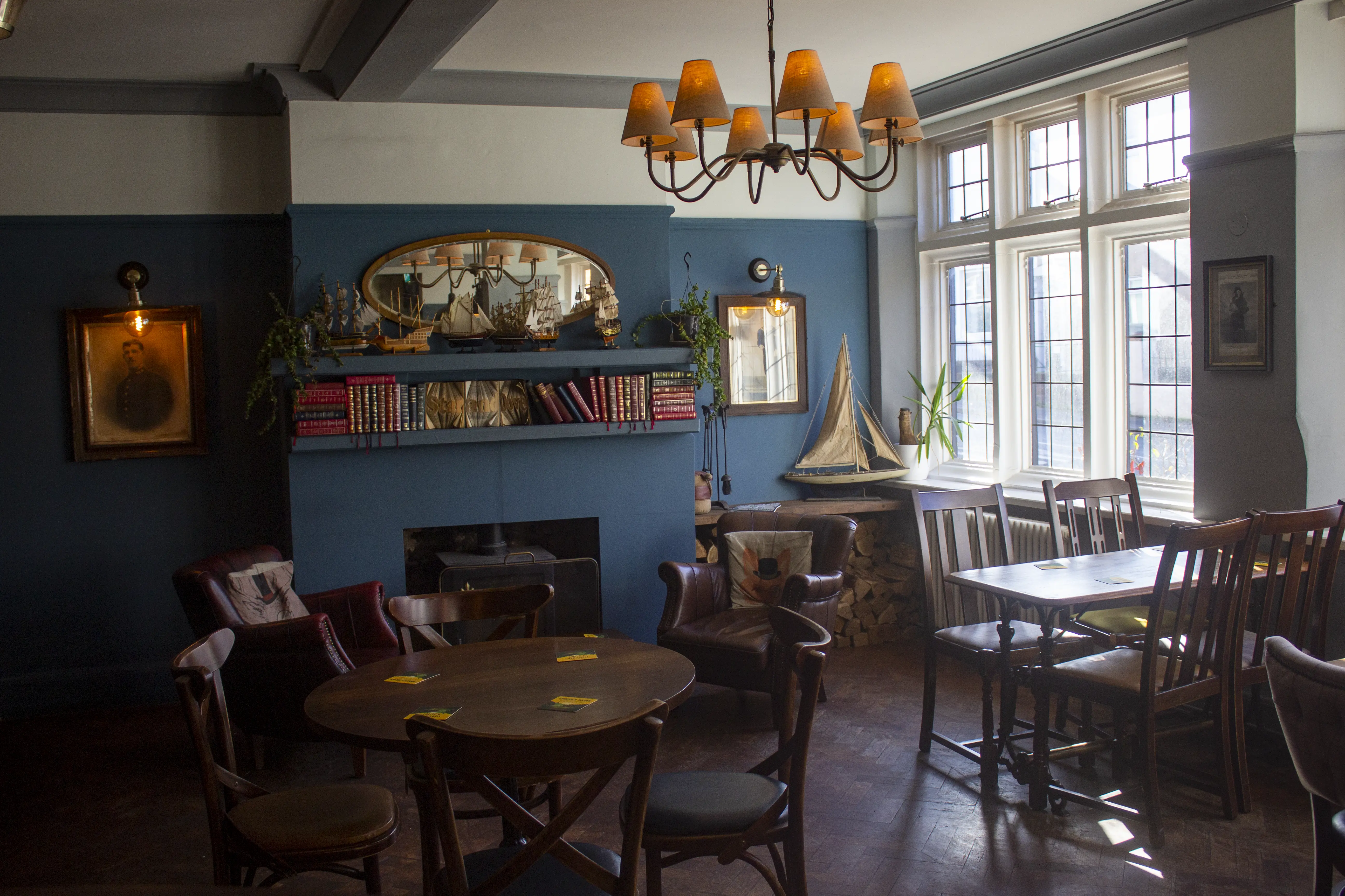 dining and lounge area of The Star and Dove, Totterdown, Bristol. Warm fire and a cozy pub atmosphere.