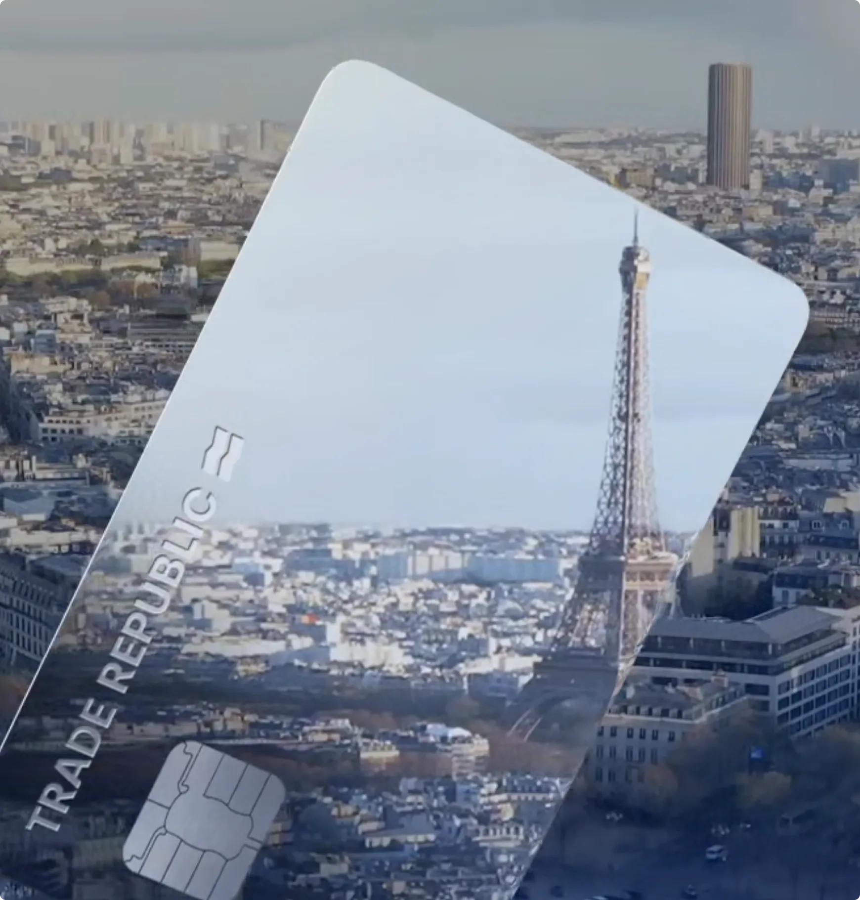 Carte bancaire Trade Republic superposée à une vue aérienne de Paris avec la Tour Eiffel au centre.