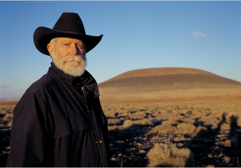 Porträt des amerikanischen Künstlers James Turrell, seine Werke werden unter anderen in den Swarovski Kristallwelten ausgestellt