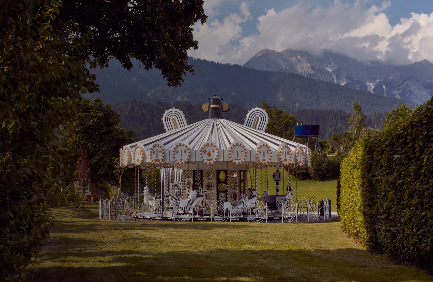 Karussell mit schwarz-weißen Tierfiguren von Jaime Hayon in den Swarovski Kristallwelten