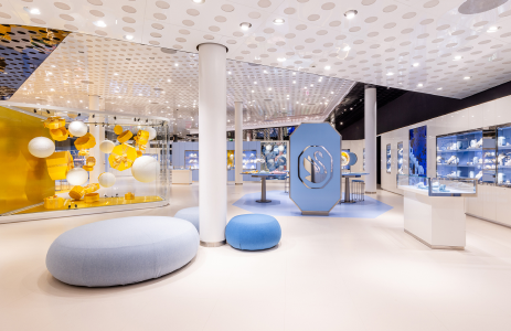 Farbenfrohe Vitrinen und pastellfarbene Schmuckauslagen im modernen Swarovski Kristallwelten Store.