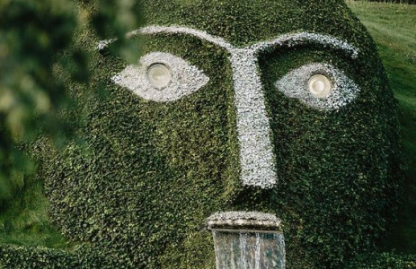 Herzstück der Swarovski Kristallwelten Wattens ist der markante Riese mit leuchtenden Augen und Wasserfall, umgeben von der Tiroler Bergwelt.