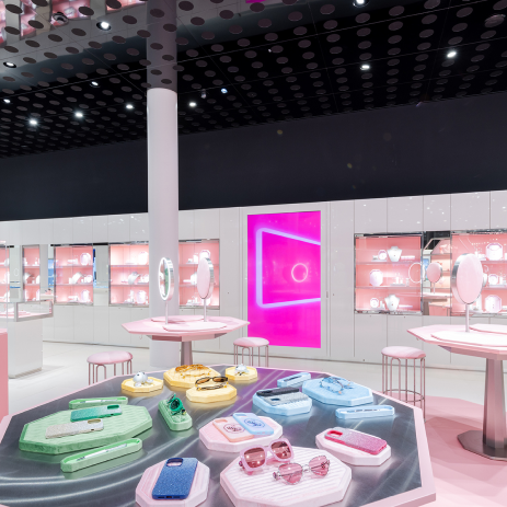 Blick in den Swarovski Kristallwelten Store Wattens mit funkelnden Schmuckstücken, farbenfrohen Vitrinen und pastellfarbenen Auslagen.