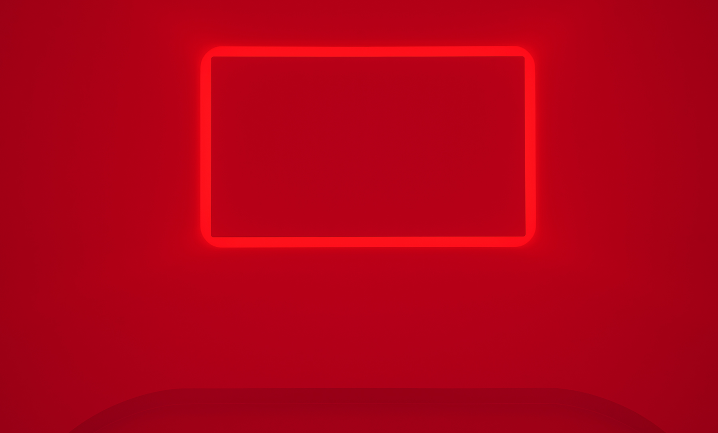 Begehbare Lichtinstallation Umbra von James Turrell in den Swarovski Kristallwelten, roter Raum mit leuchtendem Rahmen.