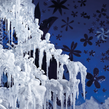 In der Wunderkammer Silent Light der Swarovski Kristallwelten steht ein Baum aus Kristall, bedeckt mit Schnee und Eiszapfen.