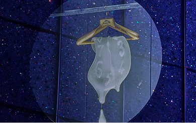 Dalís Zerrinnende Zeit in der Wunderkammer der Swarovski Kristallwelten, goldener Kleiderbügel mit zerrinnender Uhr vor funkelnder blauer Kristallwand.