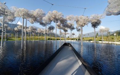 Kristallwolke mit funkelnden Kristallen über dem Spiegelwasser im Park der Swarovski Kristallwelten in Wattens, Tirol.