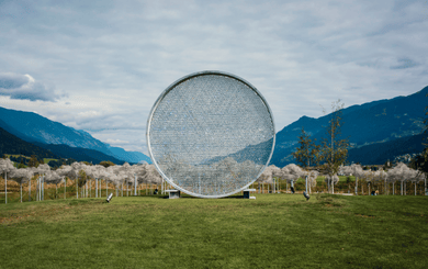 Kunstinstallation Prologue III im Park der Swarovski Kristallwelten – ein kreisförmiges Werk aus tausenden funkelnden Kristallen, eingebettet in die Tiroler Berglandschaft.