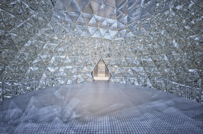 Wunderkammer Kristalldom in den Swarovski Kristallwelten mit 595 Spiegeln, die den Eindruck vermitteln, im Inneren eines Kristalls zu stehen.